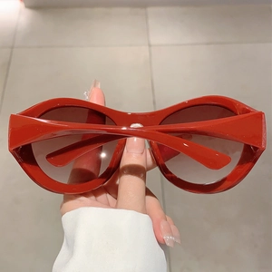 Schicke Oversized Y2K Sonnenbrille mit dunkelrotem Rahmen und Verlaufsgläsern im Retro-Futur-Look