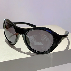 Detailansicht der schwarzen Y2K Wrap-Around-Sonnenbrille mit glänzendem Finish und grauen Gläsern