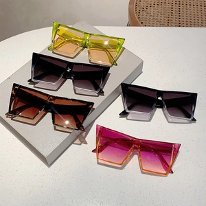 Cinq lunettes de soleil carrées oversize en couleurs néon et dégradées pour l'été mode