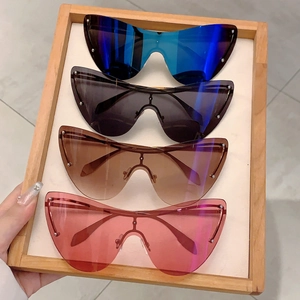 Lunettes de soleil sport sans monture avec clous métalliques et verres multicolores