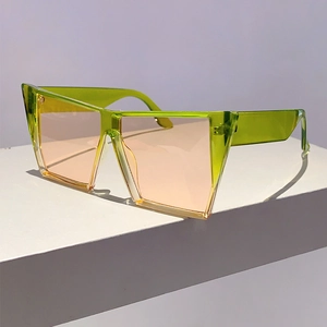 Vue latérale de lunettes de soleil carrées vertes avec monture transparente et verres orange