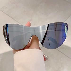 Détail de lunettes de cyclisme à miroir bleu argenté avec accents de rivets métalliques