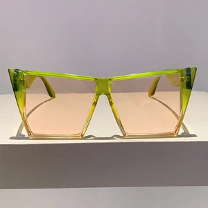 Lunettes de soleil carrées oversize avec monture vert translucide et verres orange