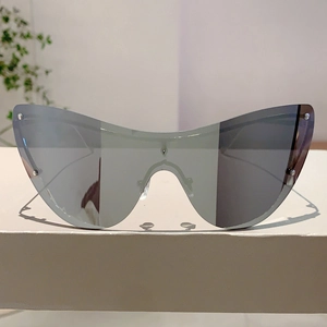Détail de lunettes œil-de-chat miroir argenté avec rivets métalliques et plaquettes de nez