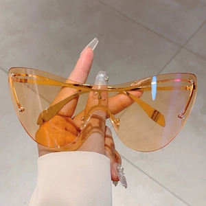 Détail macro des lunettes de cyclisme ambrées avec une fine monture en métal doré
