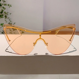 Gros plan de lunettes de soleil de sport oversize avec verres roses et monture dorée