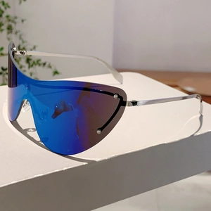 Vue détaillée des lunettes de cyclisme en métal argenté avec verres miroir bleus