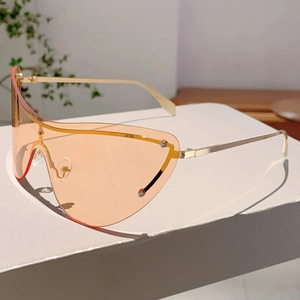 Détail de lunettes de soleil orange clair avec branches en métal doré sur socle