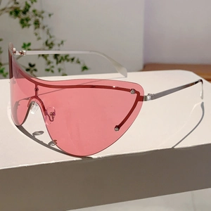 Lunettes de soleil sport surdimensionnées rose avec monture fine en métal argenté