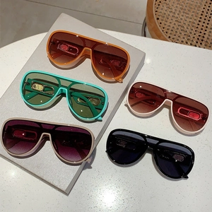 Fashion aviator sunglasses set in five colors with thick plastic frames and gradient lenses