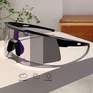 Outdoor sports cycling sunglasses with photochromic lenses for mountain biking and skiing