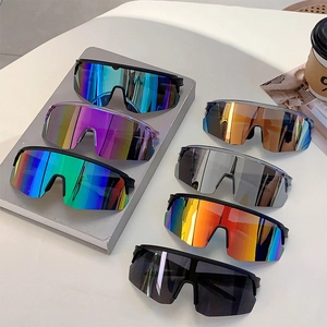 Sieben bunte Sport-Sonnenbrillen mit großem Shield-Glas für Outdoor-Aktivitäten