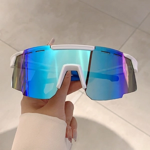 Détail de lunettes de sport blanches avec verres bleu-violet et fentes de ventilation