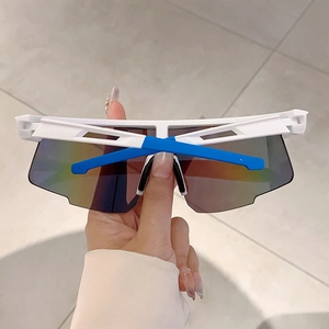 Détail de lunettes de soleil de sport à monture blanche et verres irisés colorés
