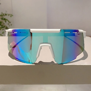Détail de lunettes de cyclisme blanches avec verre dégradé coloré et fentes d'aération
