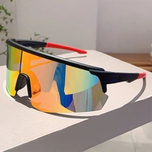 Detail einer übergroßen Sportsonnenbrille mit Regenbogenbeschichtung und roten Bügelenden