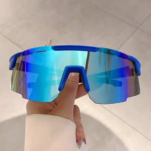 Détail des lunettes de cyclisme avec monture bleue et verres à reflets dégradés