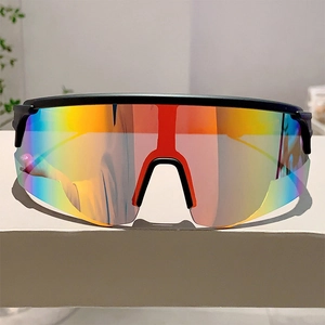 Detailansicht der rutschfesten Nasenpads und Regenbogen-Beschichtung der Sportsonnenbrille