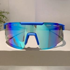 Gros plan de lunettes de cyclisme miroir bleu avec aération et plaquettes de nez