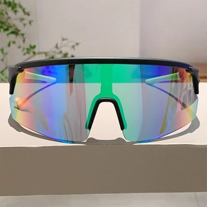Detail einer übergroßen Sportsonnenbrille mit Regenbogenbeschichtung auf weißem Podest