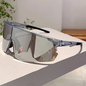 Seitenansicht der Radsport-Sonnenbrille mit silber verspiegelten Gläsern und grauem Rahmen