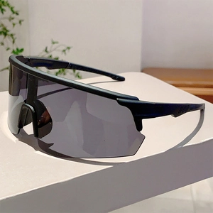 Seitenansicht der mattschwarzen Oversize-Sportsonnenbrille mit einteiligem Panorama-Glas