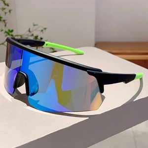 Details der blauen Verspiegelung und des mattschwarzen Rahmens der Sport-Radbrille
