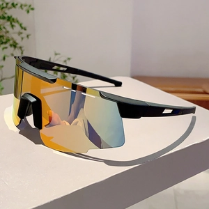 Détails de lunettes de cyclisme avec branches ventilées et verres miroirs orange vifs