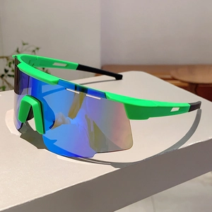 Détail de lunettes de cyclisme vertes avec verres polarisés bleus sur surface grise