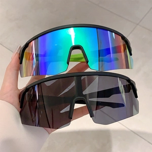 Sport-Sonnenbrille mit schwarzem Rahmen, bunten Verlaufsgläsern und grauen Gläsern