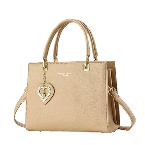 Lussuosa borsa in pelle beige con ciondolo a cuore dorato e tracolla regolabile