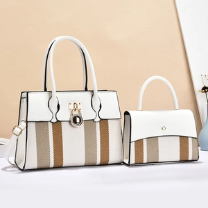 Set di due pezzi composto da borsa tote in pelle bianca e strisce marroni e borsetta piccola