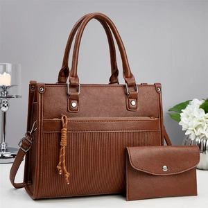 Détail du cabas marron foncé avec texture gaufrée et pochette assortie incluse