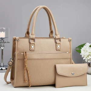 Ensemble sac cabas beige plissé avec pochette assortie et bandoulière amovible