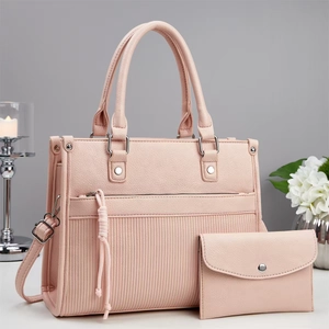 Ensemble sac à main et portefeuille en cuir rose avec poignées argentées et détails plissés