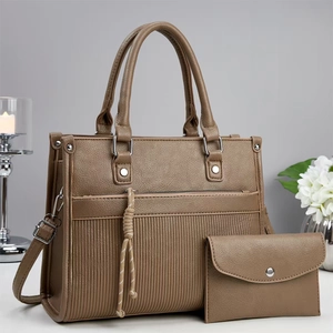 Détail du grand sac à main marron en similicuir avec petite pochette assortie et cordelette
