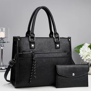 Détail du grand sac cabas en cuir noir texturé avec pochette assortie et finitions argentées