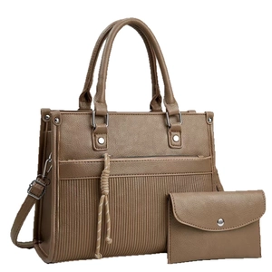 Ensemble sac à main en cuir marron texturé avec bandoulière sur fond blanc épuré