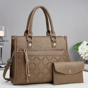 Dettaglio della borsa tote grigio-marrone con motivo trapuntato, hardware argento e pochette