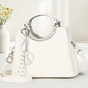 Sac à main blanc élégant avec motif litchi, poignée en métal argenté et bandoulière