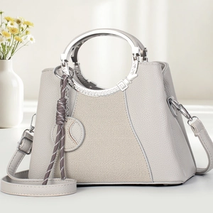 Sac à main élégant en cuir gris et tissu beige avec poignée métallique