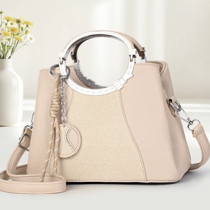 Sac à main beige en cuir synthétique avec panneau tissé et poignées métalliques
