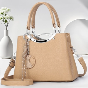 Sac à main beige chic à motif litchi avec poignée anneau argenté et pompon tressé