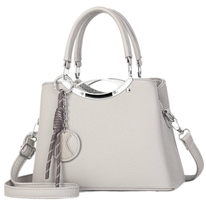 Sac à main chic en cuir gris grainé avec détails argentés et bandoulière réglable