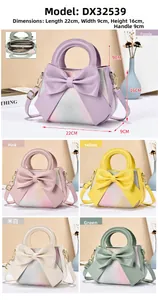 Detailansicht der Damenhandtasche mit Blumenprägung und drei inneren Fächern für Ordnung