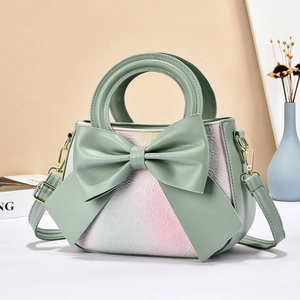 Schicke Handtasche mit Farbverlauf in Mintgrün und Rosa mit großer Schleife