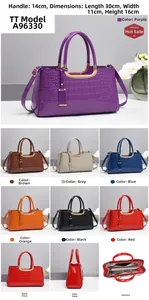 Handtasche mit Krokodilmuster in sieben Farben mit Innenfächern und Größenangaben