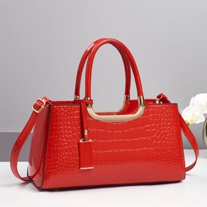 Elegante rote Handtasche mit Krokodilmuster, glänzendem Finish und Goldbeschlägen