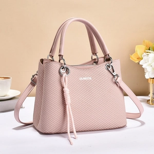 Elegante borsa a mano rosa con trama intrecciata e tracolla con nodo decorativo