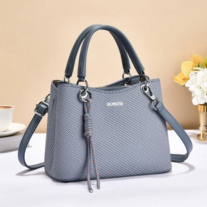 Borsa blu a trama intrecciata con logo metallico e tracolla regolabile in stile moderno